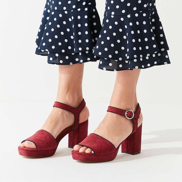 NWT urban outfitters red platform chunky heels - Picture 3 of 5
